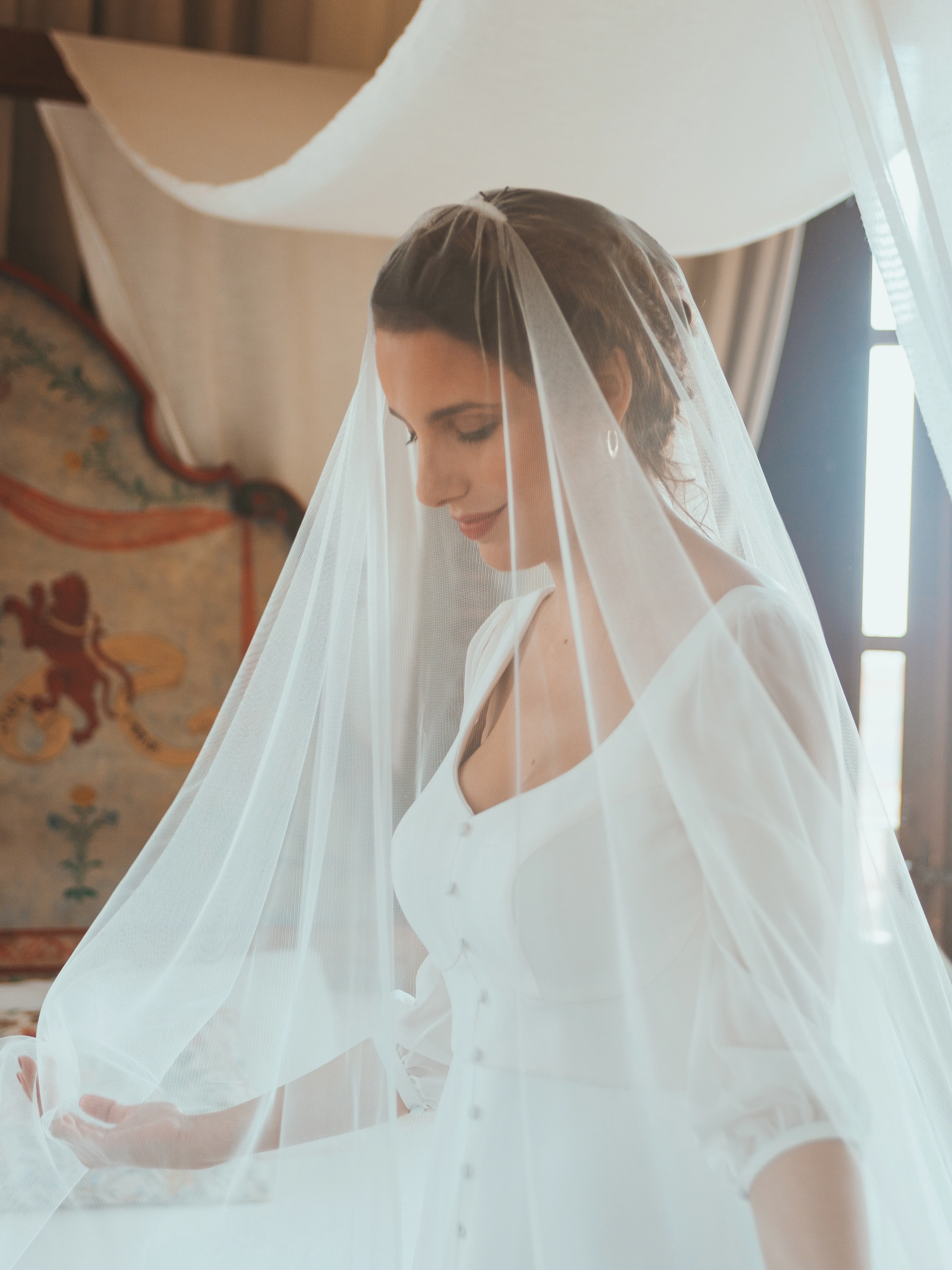 Vestido de novia de tul blanco con velo largo y encaje de novia